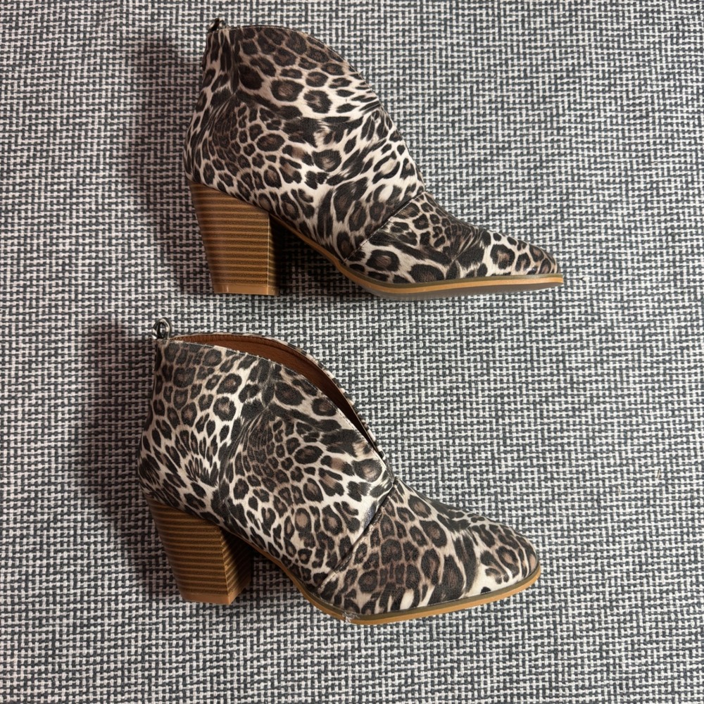Weeboo Ramona-1 Leopard Print V-Cut Ankle Booties Pointed Toe Block Heel Size 9